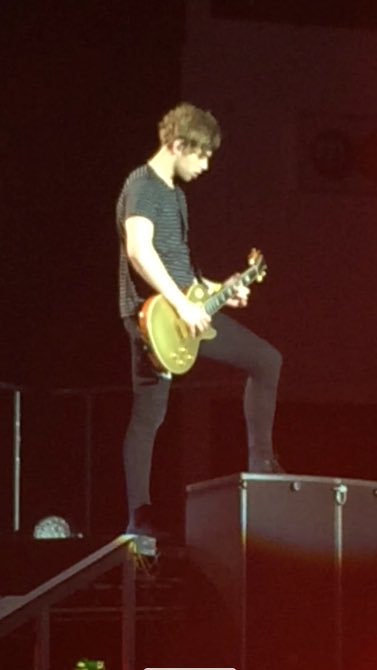 eicsbeth's tweet photo. LUKE HAS THE SAME GUITAR AS PEGGY FROM CAMP ROCK I'M CRYING https://t.co/uZh2RQp1bO