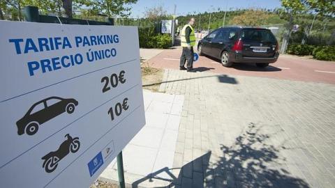 benjalh1971's tweet photo. A ver si @ManuelaCarmena nos explica este tarifazo. Dobla el precio del parking de la Caja Mágica respecto al 2015 https://t.co/2uOTjwK68p