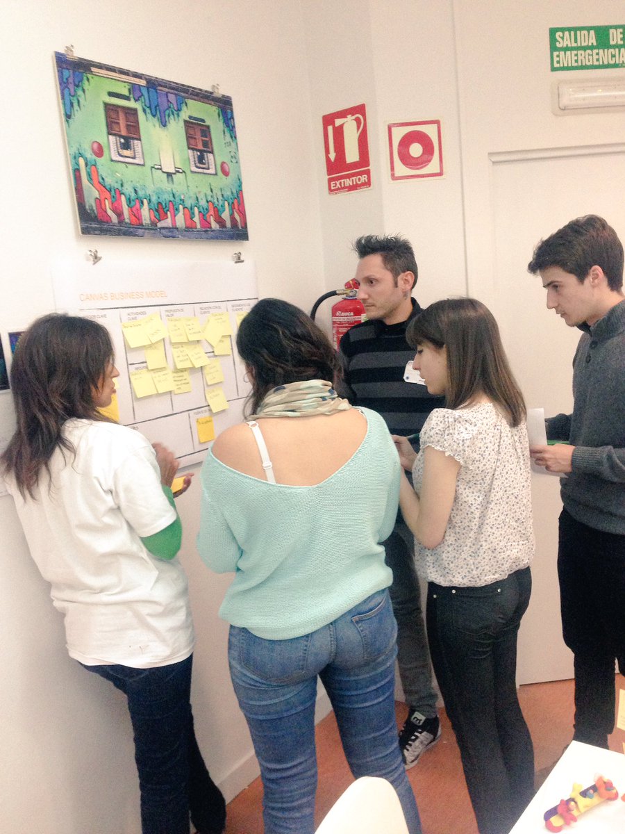 teatroolympia's tweet photo. Turno para plasmar la idea en el CANVAS, trabajando duro hasta el final @GlobalFuturizer #GFValencia https://t.co/smsq4wkwc7