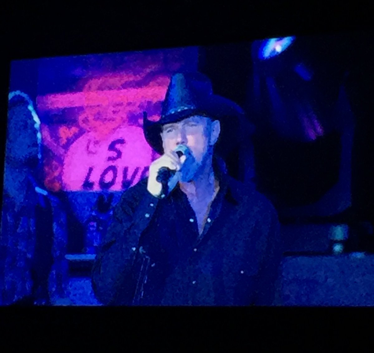 Army_Aviation's tweet photo. Did y'all enjoy the Soldier Appreciation Dinner Concert with @Trace__Adkins & @kelliepickler ? #16SUMMIT https://t.co/tWHN5Ko0Fx