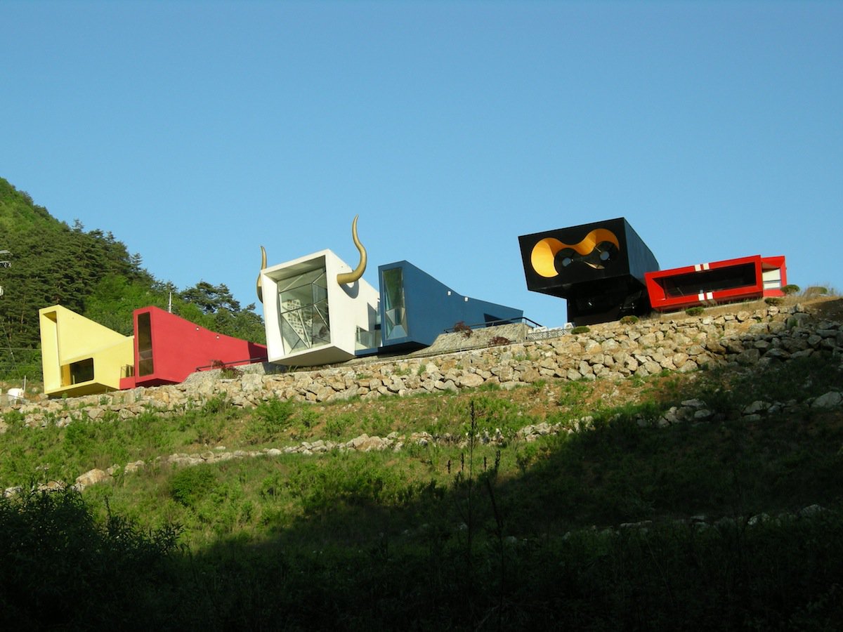 Mapolis's tweet image. Spaß muss sein: Absurde Architektur aus Südkorea vom "verrückten Huhn" Moon Hoon. bit.ly/21qb2gm