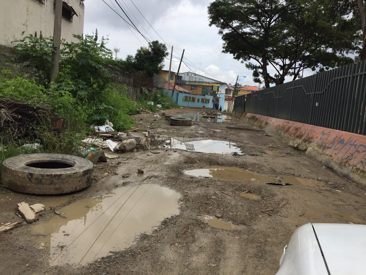 hamiltonrosado's tweet photo. @RTS_LaNoticia esta calle es un oxigenador de tráfico para salir a la Orellana, y cada vez se deteriora más la calle https://t.co/OWPUZOwNkN