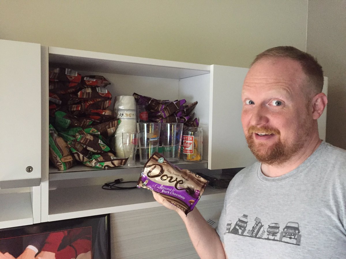 wgsoup's tweet photo. @mwkinman ready for the chocopacalypse #Dove #midmorningpickmeup #amidoingthisright https://t.co/Oc83MDV4iS