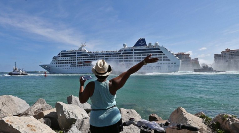 AmeeraDavid's tweet photo. Cruisin' to Cuba! First U-S cruise ship docks in Havana in 40 years https://t.co/ddOuPi1Tex https://t.co/3JJ7okrWCm