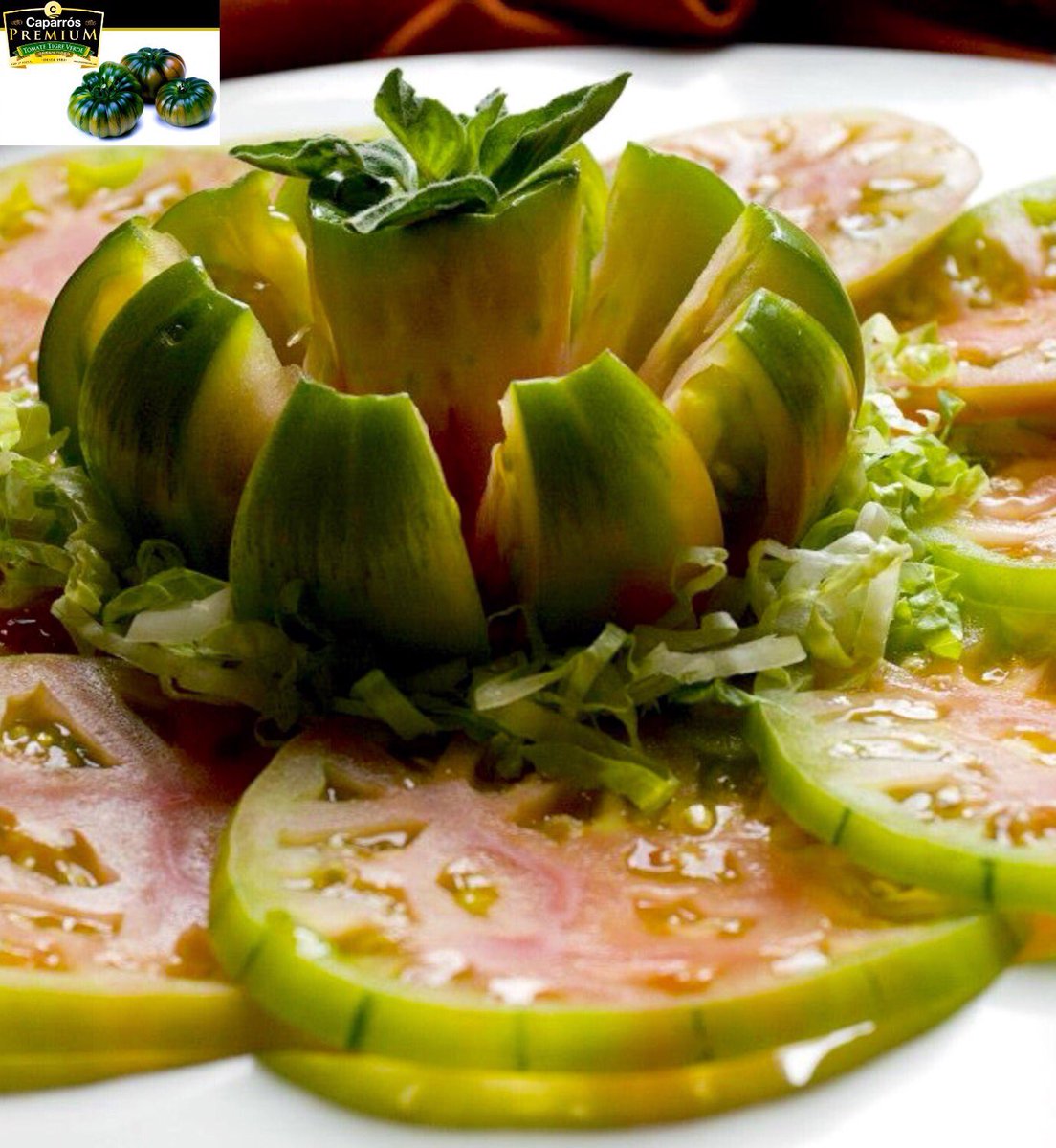 GrupoCaparros's tweet photo. Ensalada con #tomatetigreverde #caparrospremium #sabroso #dulce y con mucha pulpa #gastronomia #dietamediterranea https://t.co/WKvugpavRW