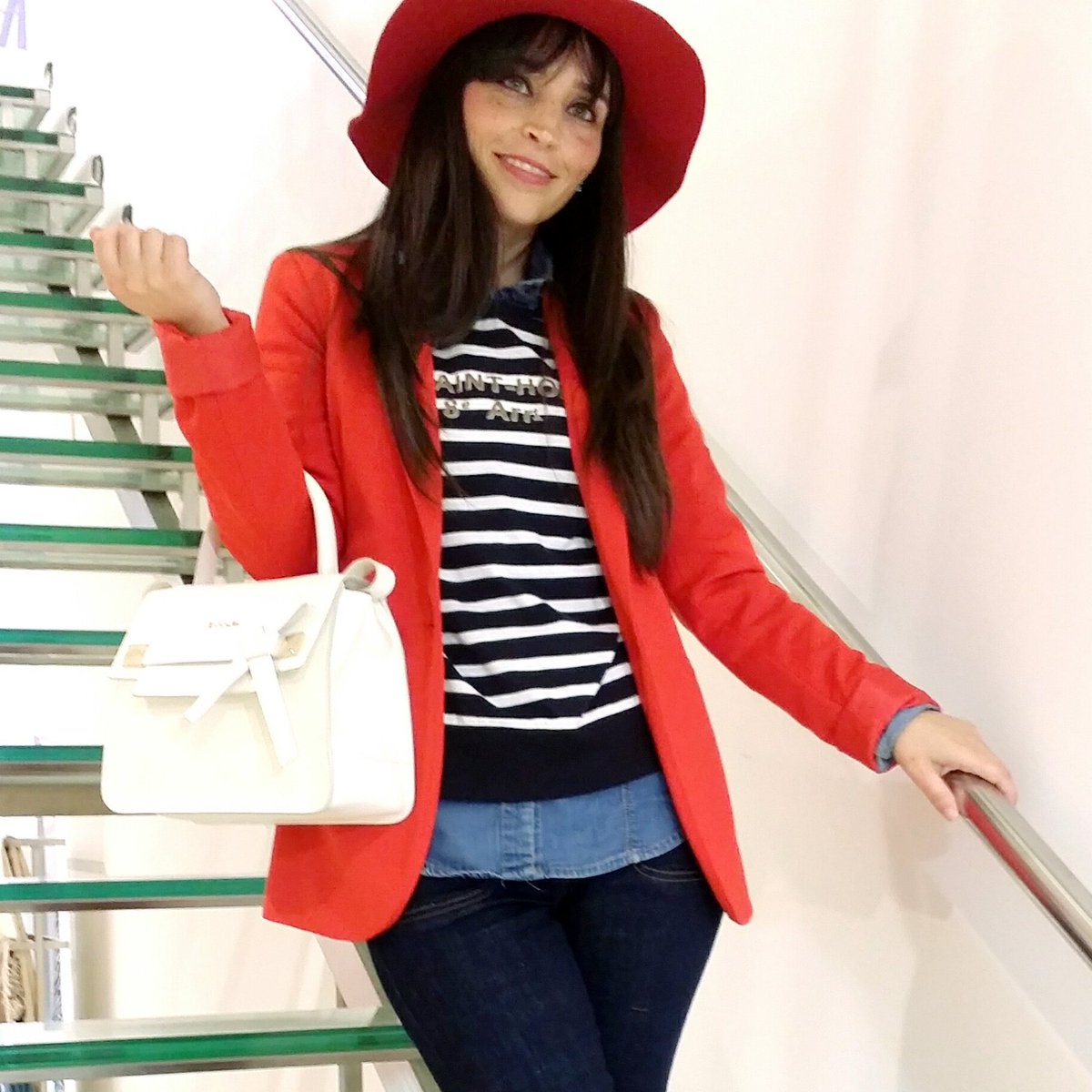 Stardivarius_'s tweet photo. #Buenastardes 👏 De postureo con el bolso #ml40 de #escada  y sigo con  el vicio al #rojo ❤↪https://t.co/dy3MXa0H2a https://t.co/39IELdHHBh