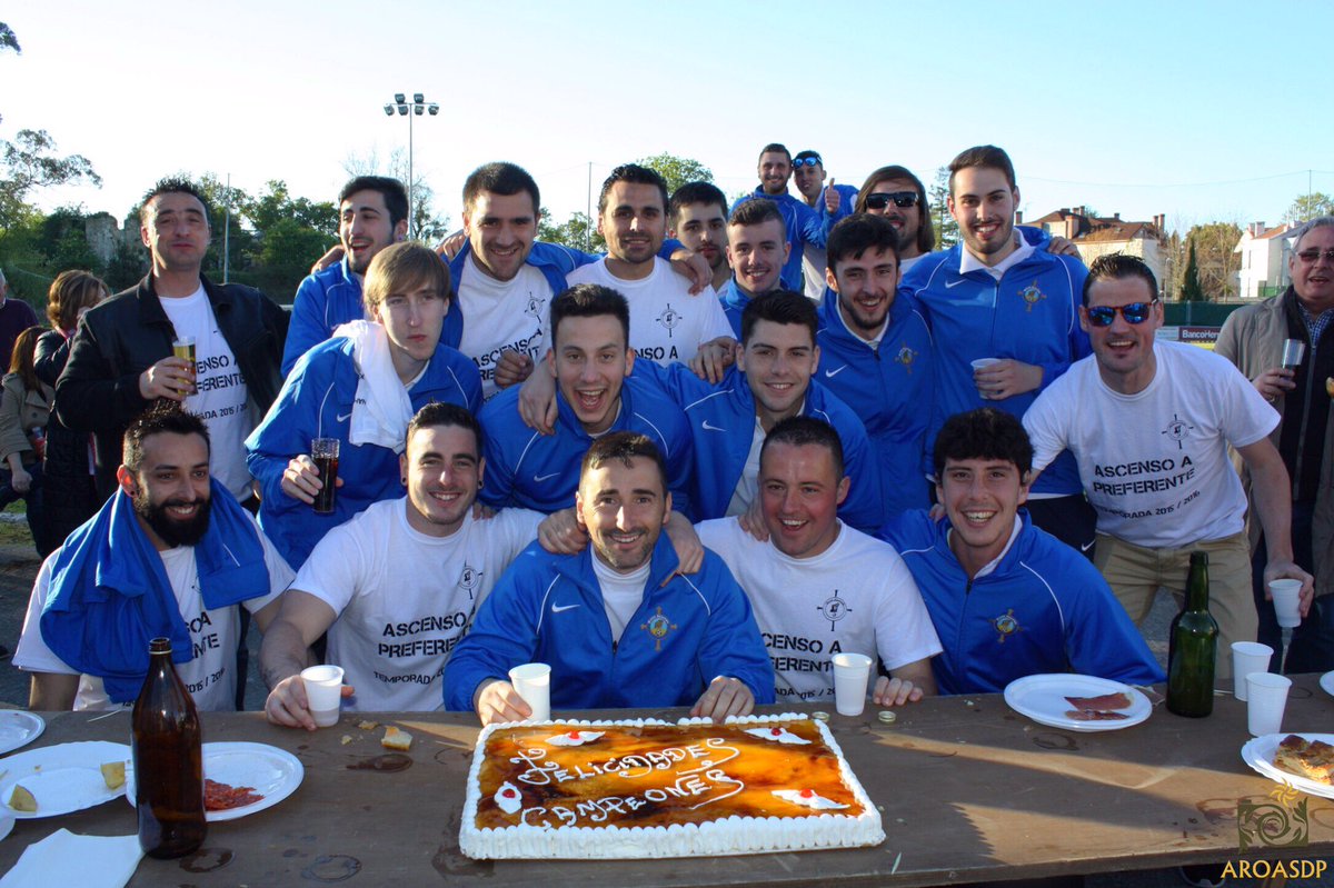 Nuestro equipo posa con la tarta