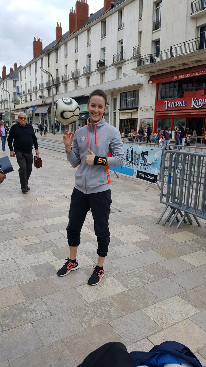 Bambiball_Sandy's tweet photo. #UEFATrophytour2016 à Tours @S3society @lefivefc @SoccerParkFR #TeamSPLF https://t.co/6chz92a552