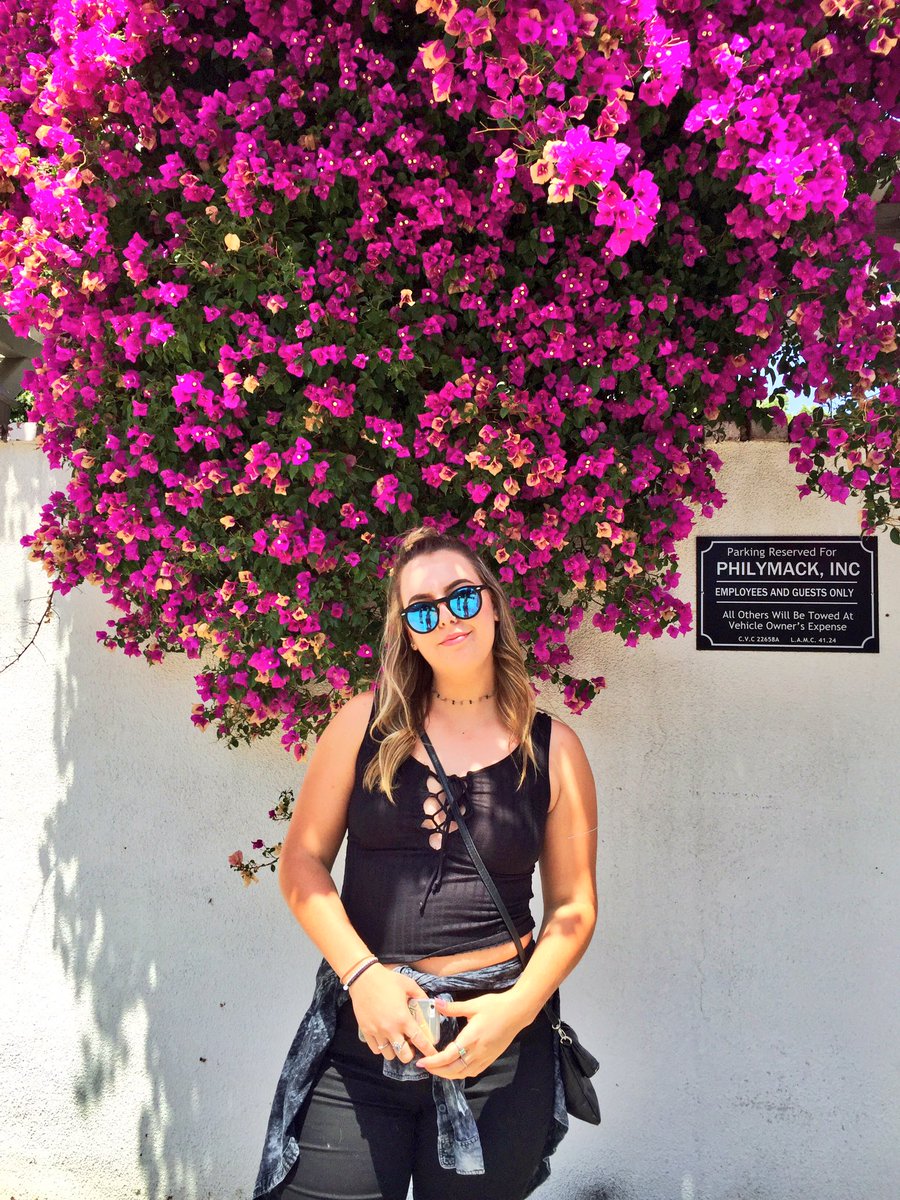BeccaKoshley's tweet photo. Keep it low key, so we rep all black. Wear our shades on our nose, βcause we're cool like that #MAKEOUTTOUR π https://t.co/izizikQGDb