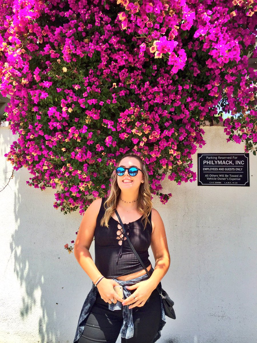 BeccaKoshley's tweet photo. Keep it low key, so we rep all black. Wear our shades on our nose, βcause we're cool like that #MAKEOUTTOUR π https://t.co/izizikQGDb