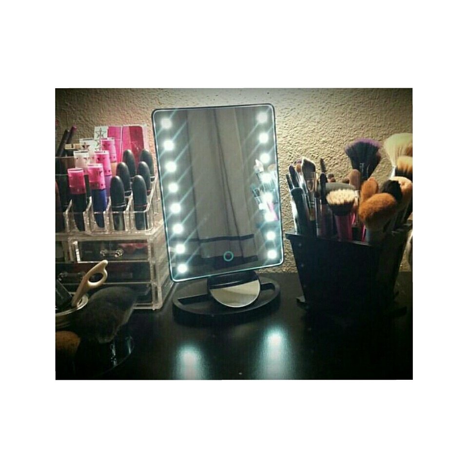 BcedGlow_'s tweet photo. Mini vanity mirror 😍 #mirror #originalbeautybox #cosmetics #beauty #makeup #brushes #love https://t.co/yMQg9sGEpk
