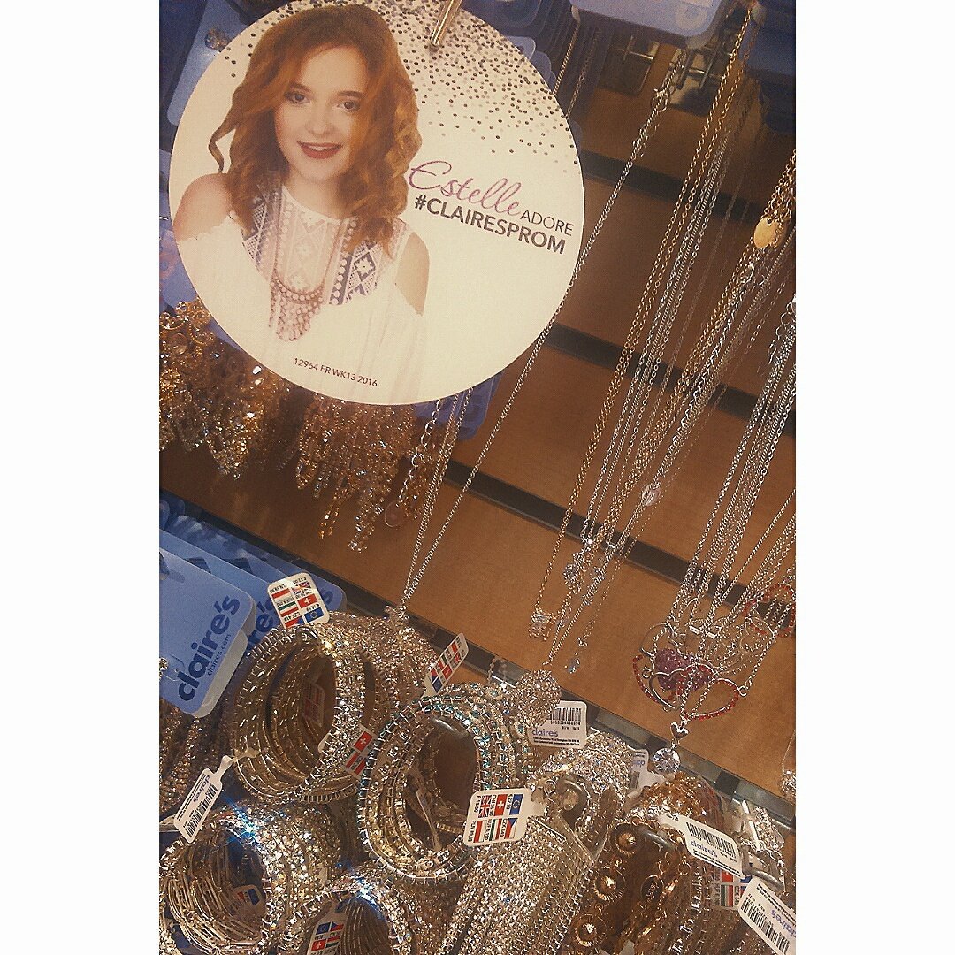 moon_ane's tweet photo. La petite @SoUrbanGirl Γ Claire's. Tellement fiΓ¨re d'elle πβ #Clairesprom https://t.co/evEA7QV1sH