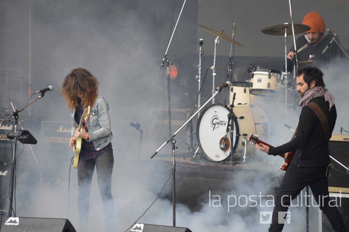 El rock y el vino en Tunuyán. <a href="/MarilinaBrtoldi/">marilina</a> en el @WINEROCKTOUR. #CoberturaLPC
