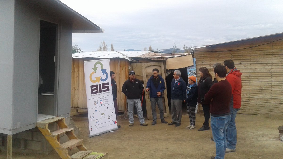 DPPLosAndes's tweet photo. @GobLosAndes @munisanesteban @dsocial_V @FOSIS_Valpo recorren baños sustentable BIS por proyecto de habitabilidad https://t.co/pqYCRYBZT0