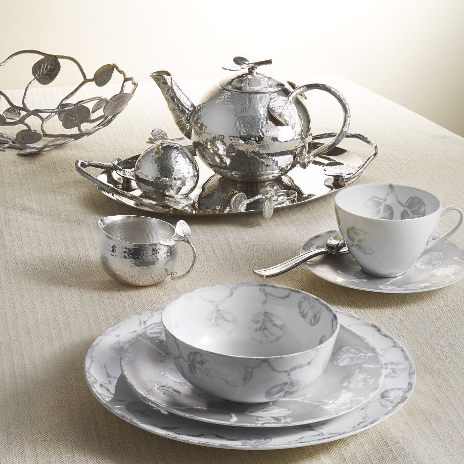 MichaelAramInc's tweet photo. Entertain with charm. Shop the #BotanicalLeaf Collection: https://t.co/BaXycwdeDI #MichaelAram #TeaSet #Entertain https://t.co/sILMf0ar3a