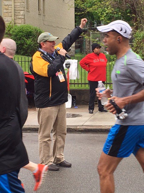 eastendprint's tweet photo. #pittsburghmarathon The cheering crowds were the best. Look for more photos in Print: https://t.co/ErZB6rp377 https://t.co/gMX50pOatZ