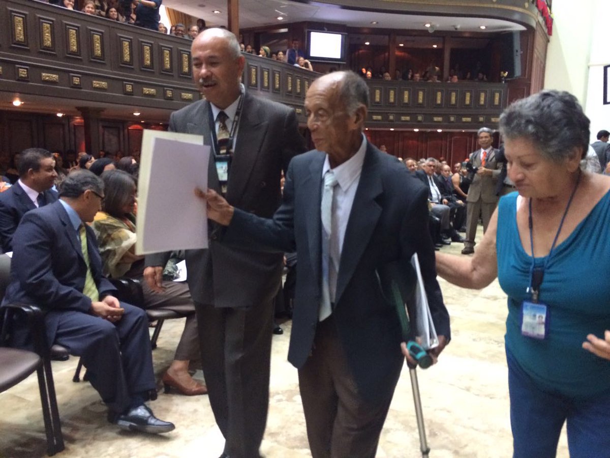 AsambleaVE's tweet photo. Junta Directiva de la AN condecora a jubilados del Poder Legislativo. https://t.co/ShE8nylV8R