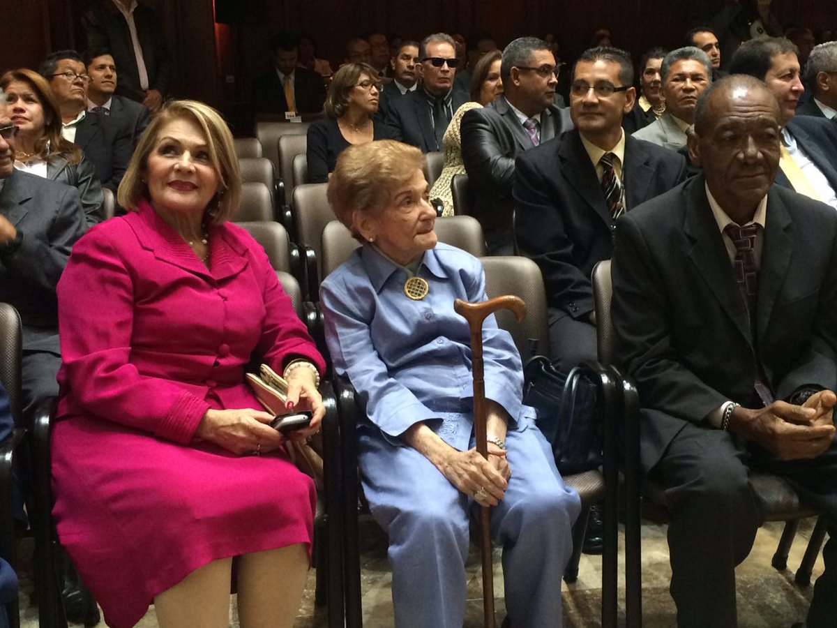 AsambleaVE's tweet photo. Junta Directiva de la AN condecora a jubilados del Poder Legislativo. https://t.co/ShE8nylV8R