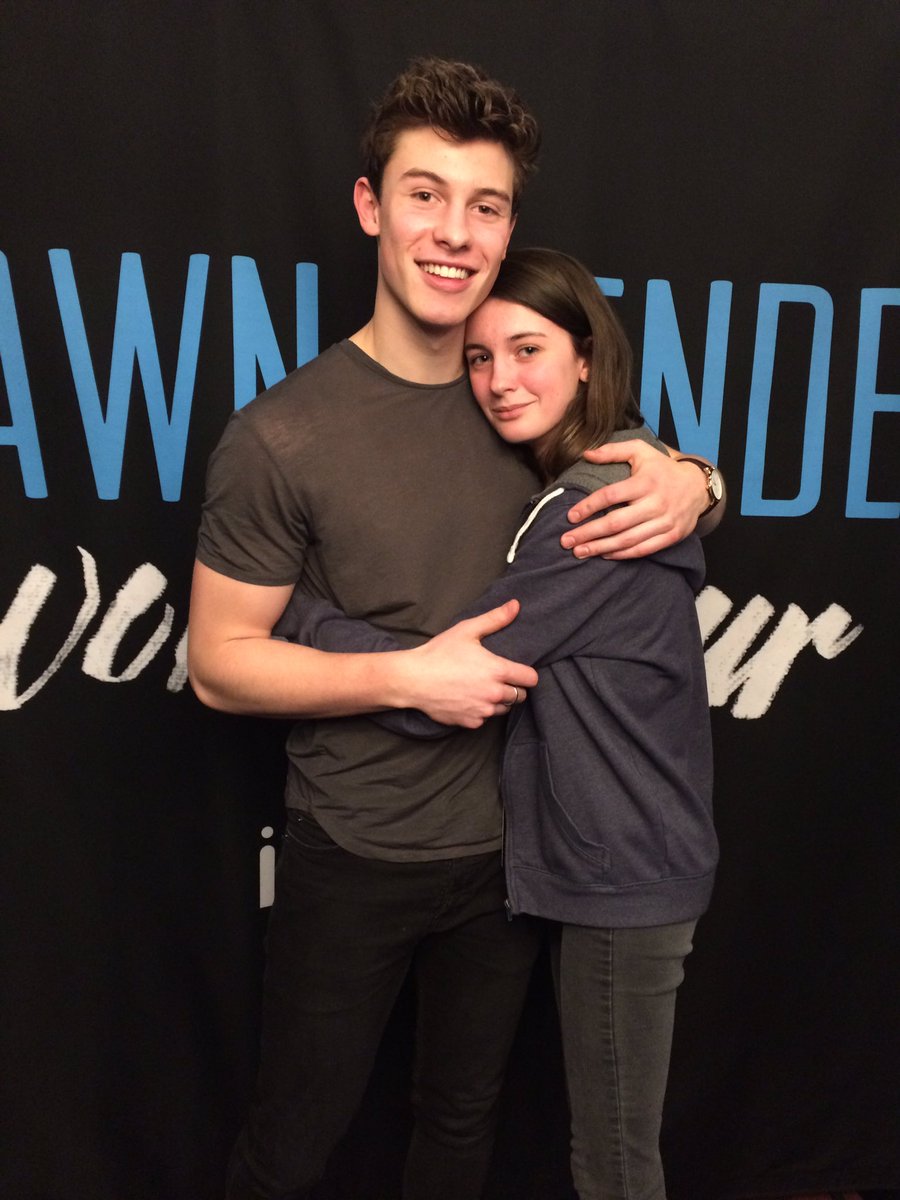 loxmendesz's tweet photo. I MET THE LOVE OF MY LIFE I AM CRYING ONLY SHIT DJSJSJSNXNASNZNANA #ShawnWorldTourParis https://t.co/zvNcAR1V0e
