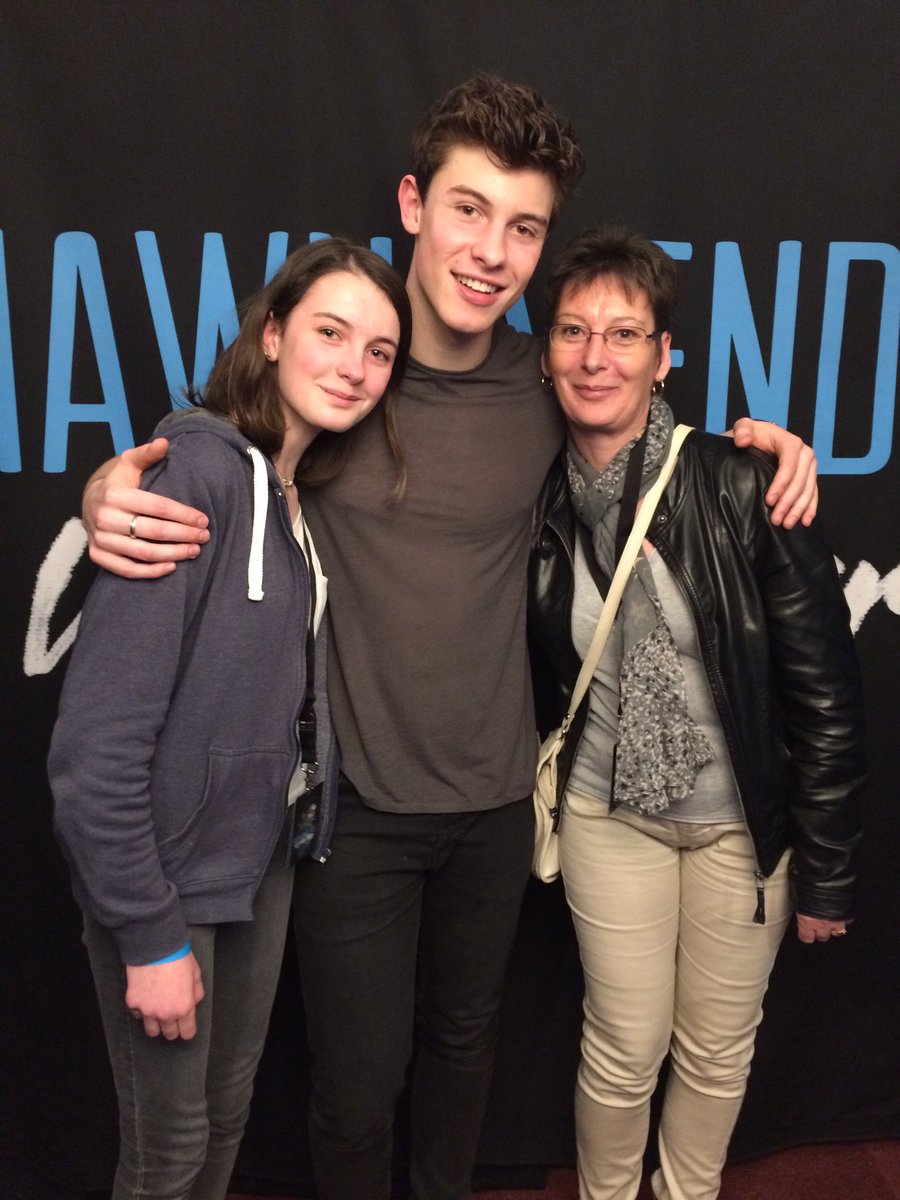 loxmendesz's tweet photo. I MET THE LOVE OF MY LIFE I AM CRYING ONLY SHIT DJSJSJSNXNASNZNANA #ShawnWorldTourParis https://t.co/zvNcAR1V0e