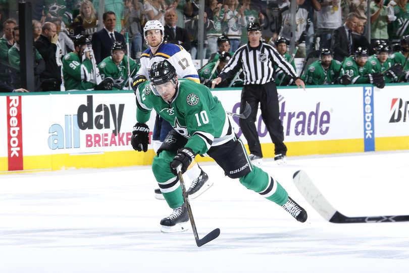 StevensProSkate's tweet photo. Arms lead the legs..Take note of the gr8 knee bend - provides power behind the push #DownwardForce #FullExtension https://t.co/bMAvyMrViQ