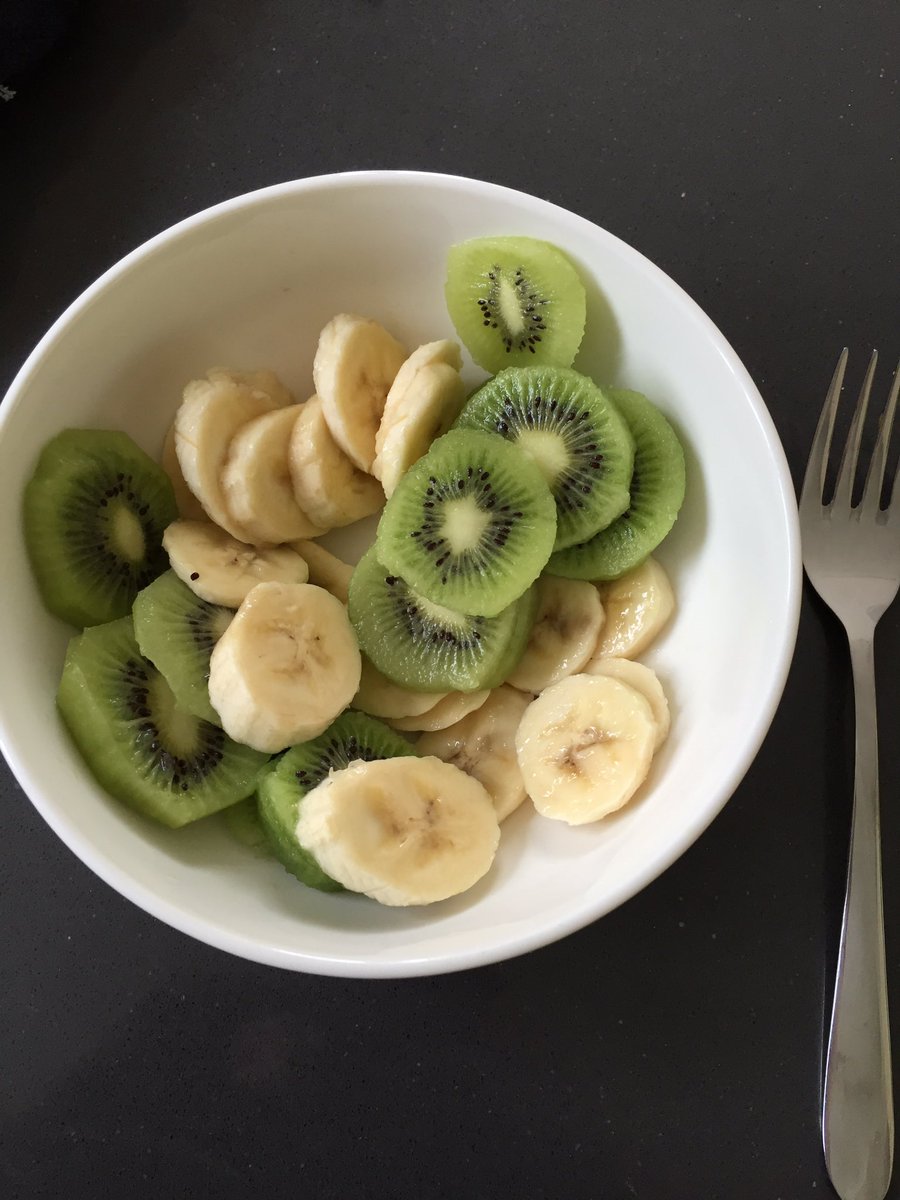 Rachey_Baybee's tweet photo. Afternoon snack 🙈 forgot how much i love Kiwi! 🍈  #kiwi #banana #healthyfood #healthysnack #onesimplechange #fruit https://t.co/V5WKz8BarO