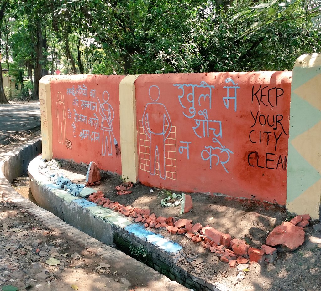 RepublicansJsr's tweet photo. स्वच्छता अभियान के साथ रोज़ाना सफाई करने वाले सफाईकर्मी को सम्मान देने के लिए पेन्टिंग और नुक्कड़नाटक से जागरूक किया https://t.co/tHMcmUE5eX