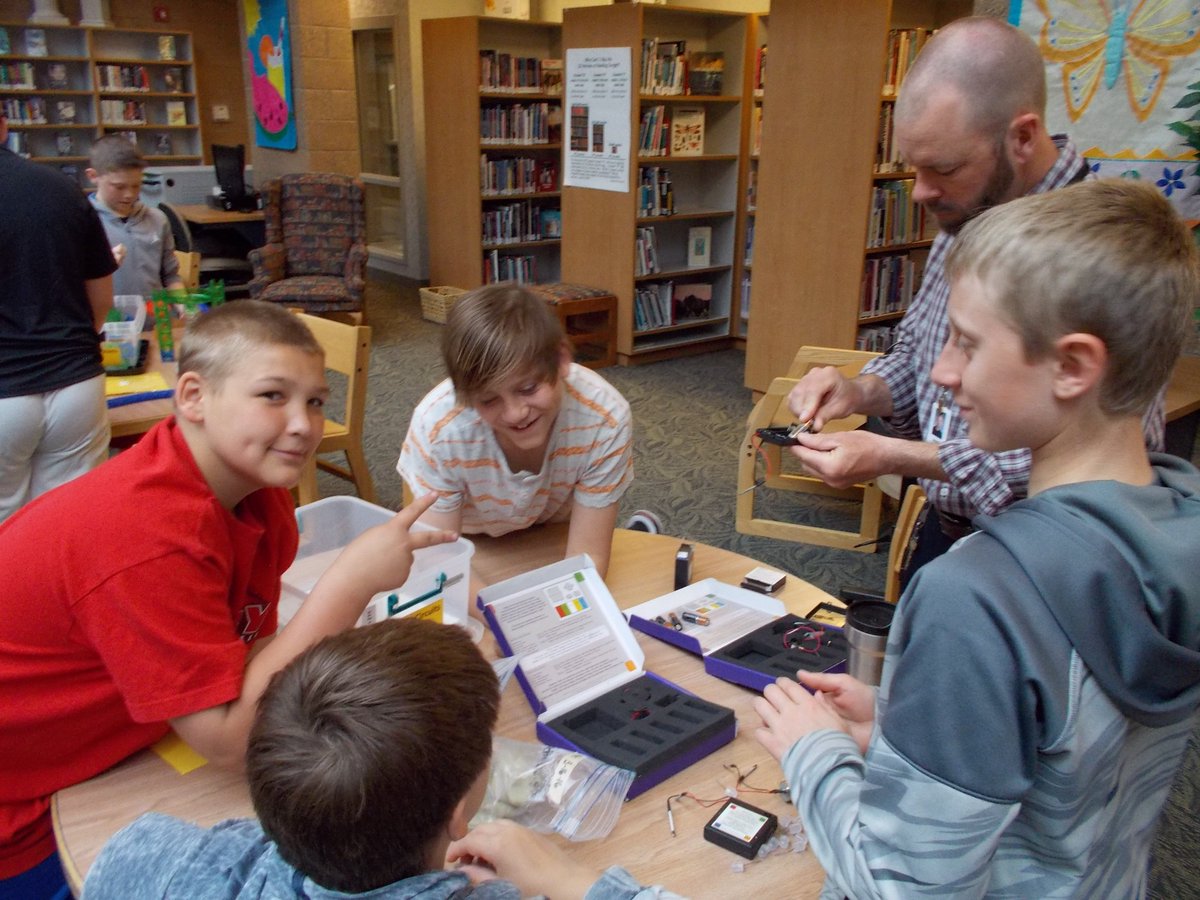 HMSDiscoveryDen's tweet photo. 6th graders' creativity is flowing as they explore Makerspaces! @HMS_huskies #learnbps @HMSInspire @Infinity6HMS https://t.co/fgZnAFJUTZ