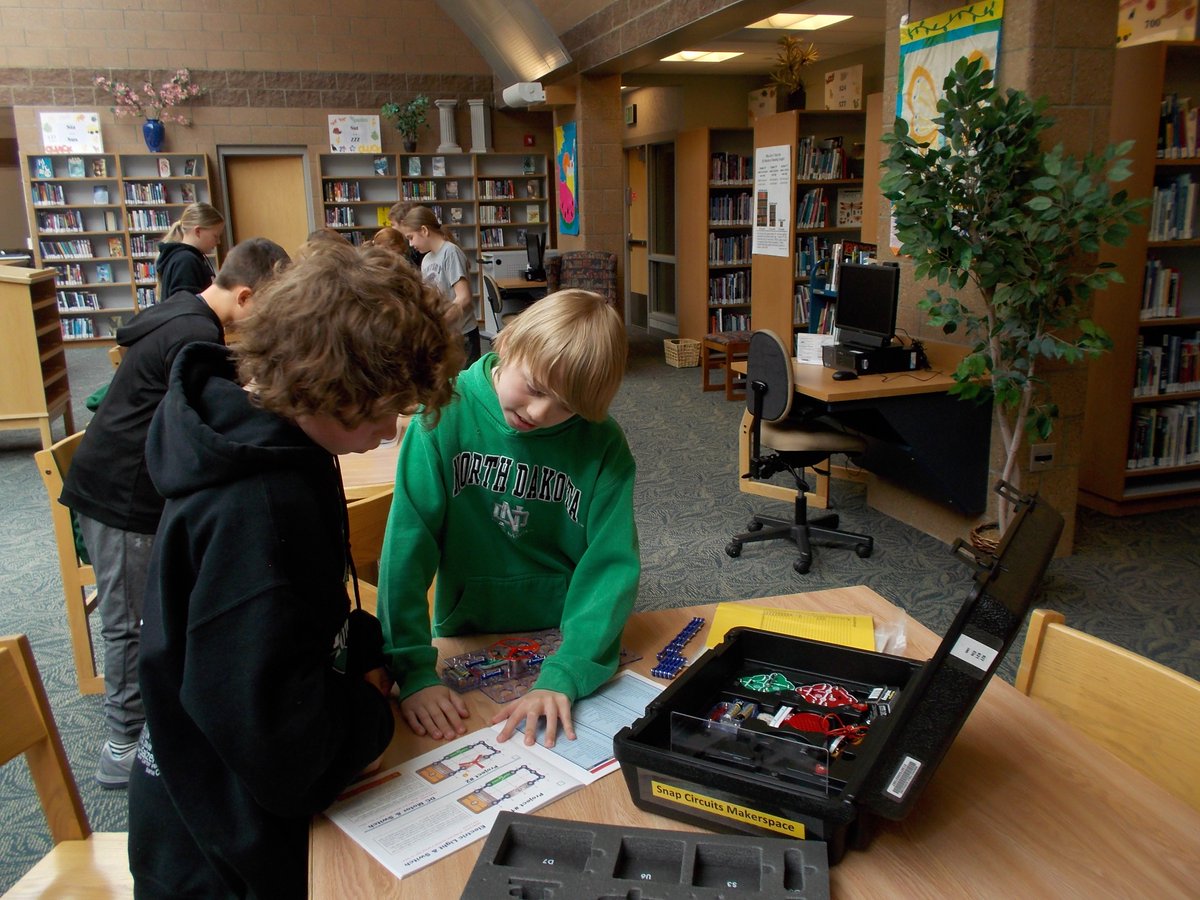 HMSDiscoveryDen's tweet photo. 6th graders' creativity is flowing as they explore Makerspaces! @HMS_huskies #learnbps @HMSInspire @Infinity6HMS https://t.co/fgZnAFJUTZ