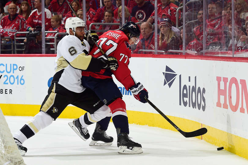 StevensProSkate's tweet image. Battle to #ControlSpace btwn @penguins D #6 Daley &amp;amp; @washcaps F #77 Oshie...PIT #6 trying to control WSH #77&apos;s hips