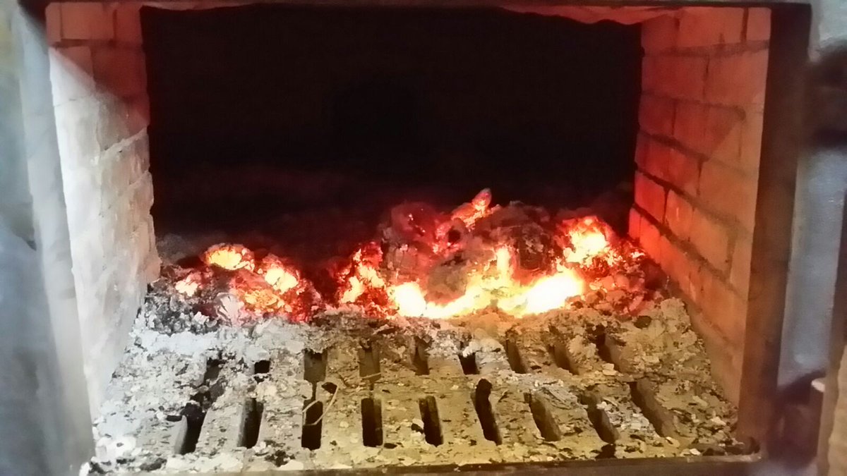 rmendanya's tweet photo. En #Pravia #LOrbayudArango todo se cocina en #HornoDeleña hasta #Fabada 
@LesFartures @SidraTrabanco @Omacatladas https://t.co/i9CoCpINlg