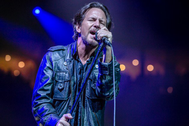 Loudwire's tweet photo. .@PearlJam Come 'Alive' in Philadelphia [Photos + Recap]: https://t.co/bSdBxpJ65t https://t.co/ZdRDkvf38h