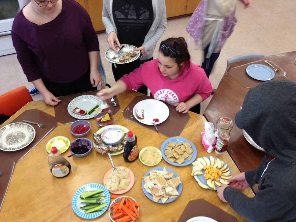MsRidler's tweet photo. Sharing the bounty after a lesson in making healthy food for kids @Dartmouth_High #childstudies11 https://t.co/4dimPXrcvX