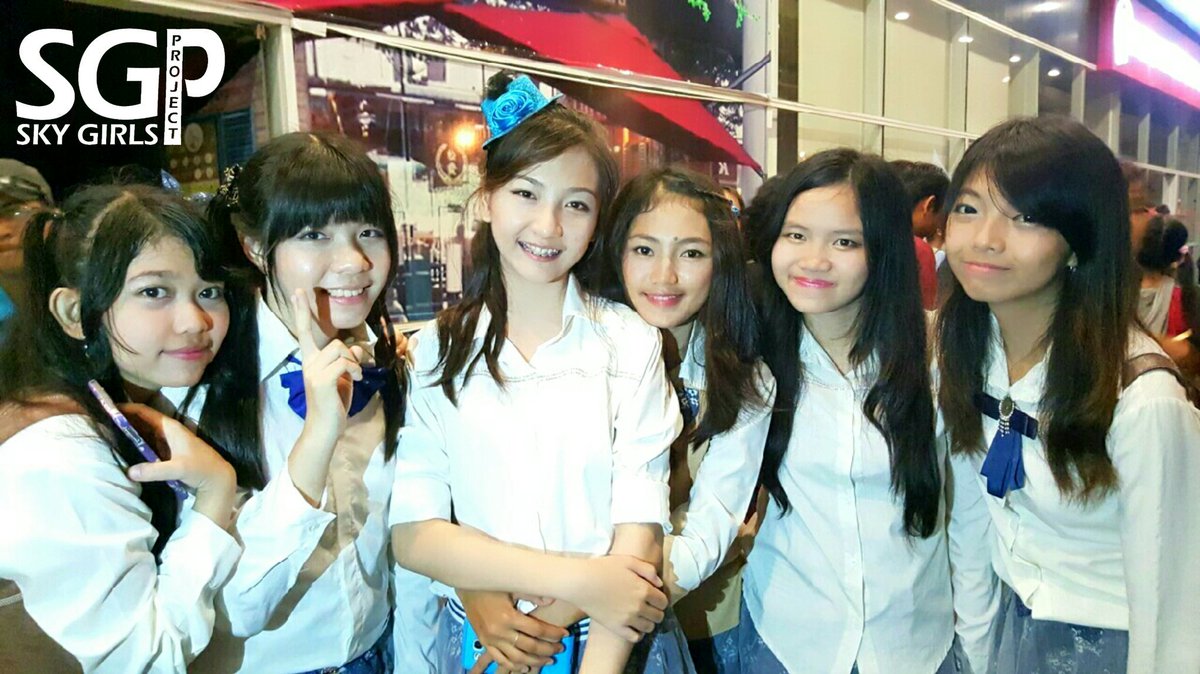 StarFall_ID's tweet photo. [PICT] Berfoto bersama @ElenSGP dan @CinCinddyyy https://t.co/XMUeW63G0i