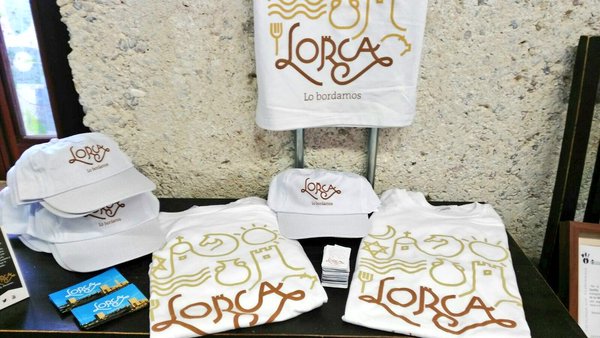 lorcaturismo_es's tweet photo. Luce la imagen #LorcaloBordamos con los artículos disponibles en las tiendas anexas a Oficina de Turismo https://t.co/PnX89WKCkE