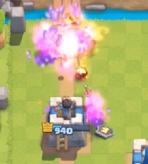 HouseofClashers's tweet photo. Fire Spirits: my favorite new troop, they are kamikaze fireballs that makes splash damage! #royaleupdate https://t.co/wKo9zzNk0T