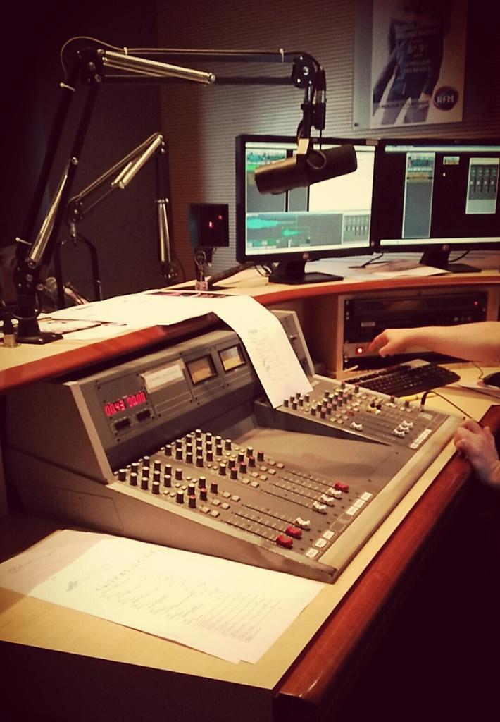 cam_meunier's tweet photo. Visite des studios de @RFMLyon avec l'animateur @SebastienFinet #wislife #communication #enjoy @WisEcoles https://t.co/iwZVJoqQCV