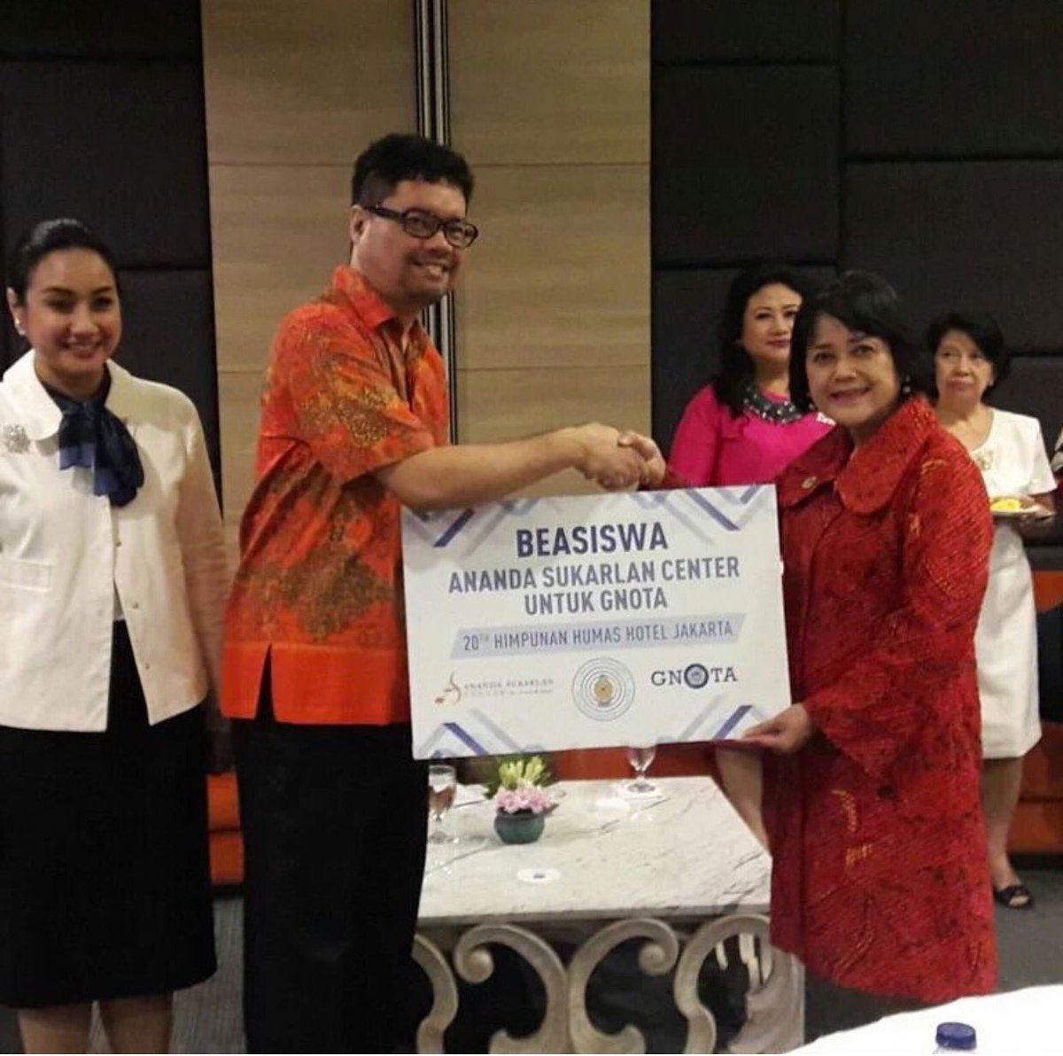 Pemberian beasiswa <a href="/anandasukarlan/">Ananda Sukarlan</a> kpd <a href="/YayasanGNOTA/">Yayasan GNOTA</a> utk anak asuh <a href="/H3_JAKARTA/">Himpunan Humas Hotel</a> Trm ksh🙏🏻 #H3hut20 #Hardiknas2016