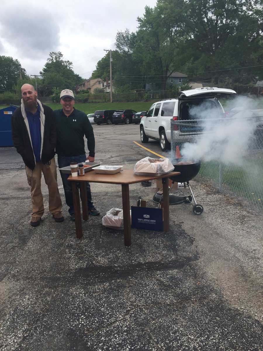 theSMECEC's tweet image. Behind the scenes of the BBQ !! 🍔@SMSD #SMISC #team512