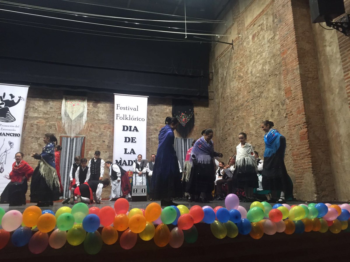 Ayto_DonBenito's tweet photo. Festival Folklórico del Día de la Madre organizado por @caramancho que tuvo lugar ayer en el Teatro Imperial. https://t.co/XBBOS0y3Eb