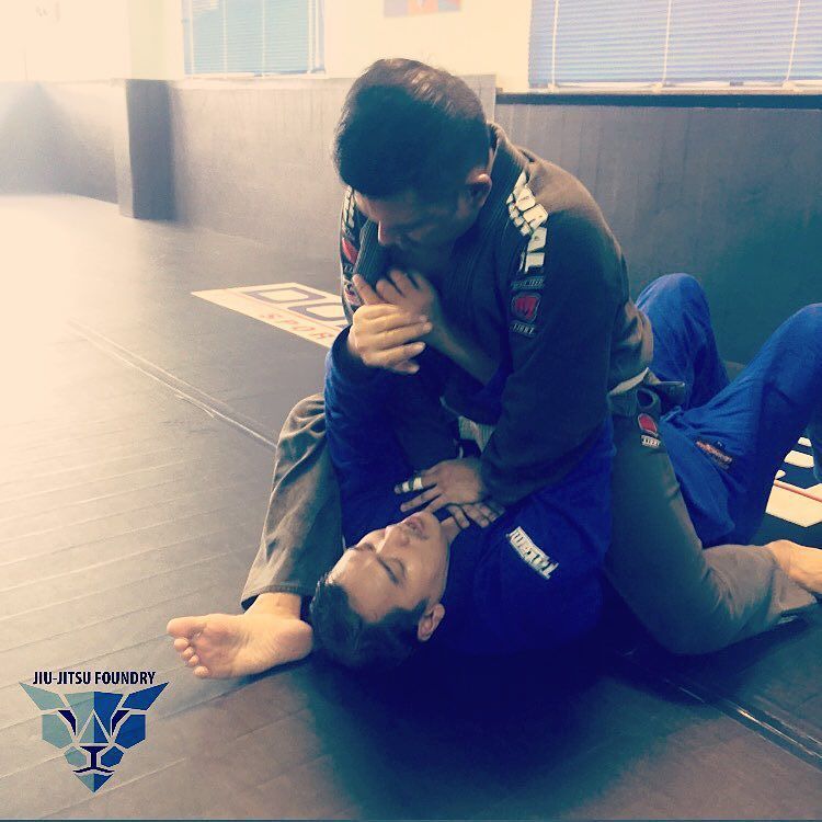 fakecollin's tweet photo. Tuning the #armbar from #mountposition // reviewing work done on this #submission at the #… https://t.co/wLNKxDZC8a https://t.co/IICl20YB7S