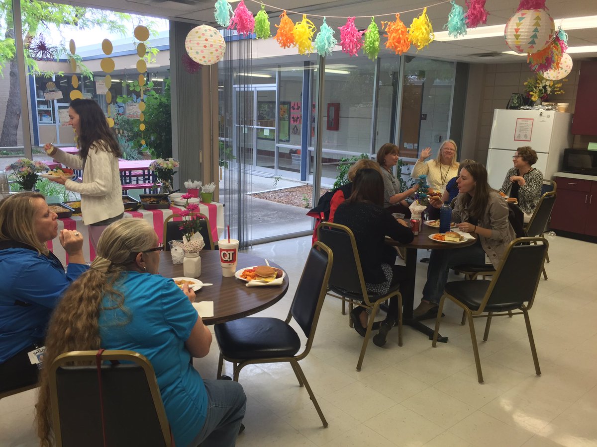 theSMECEC's tweet image. Our lovely staff enjoying our beautiful cookout! @SMSD #SMISC #team512