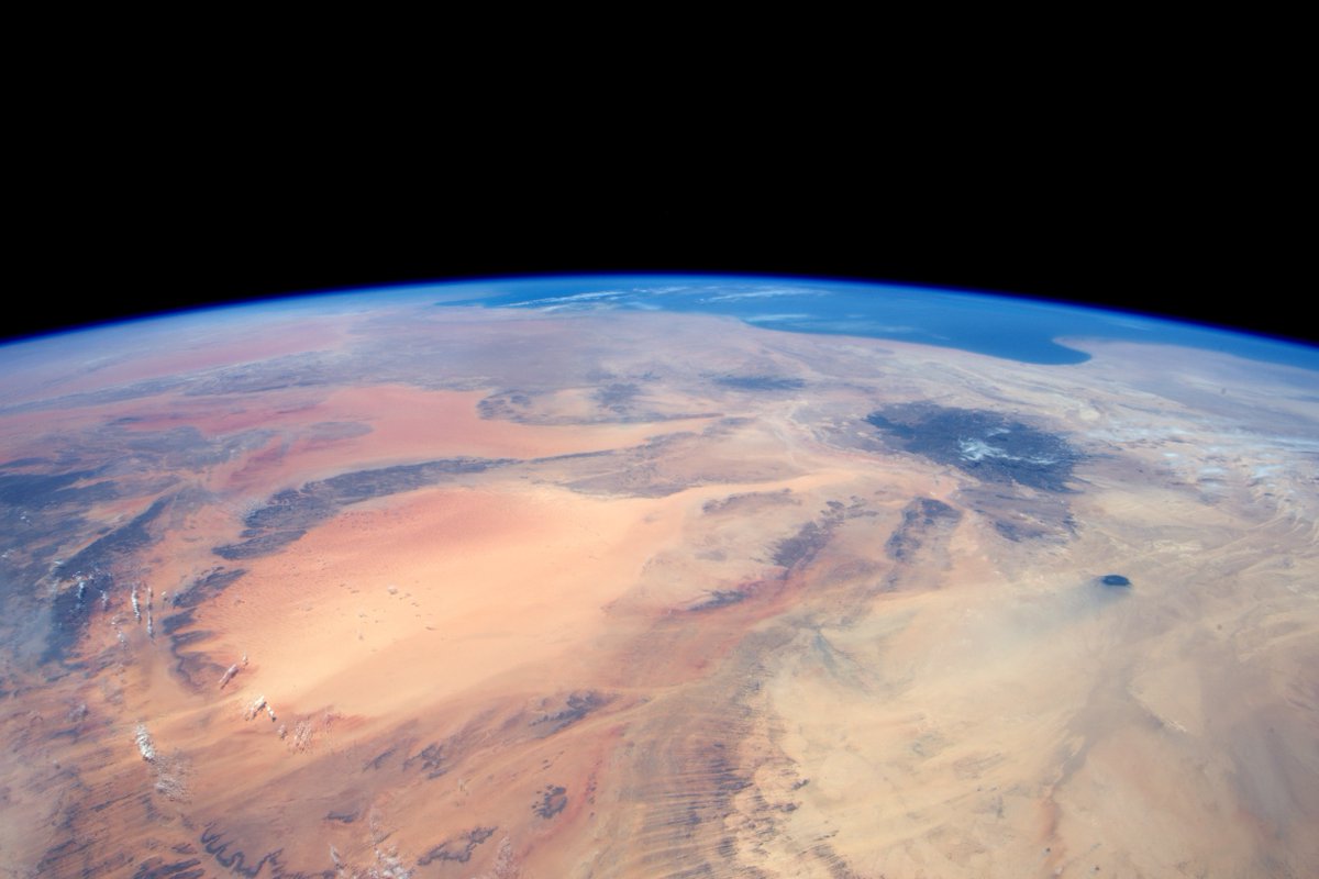 astro_timpeake's tweet photo. The ocean reminding me that this is still planet Earth! https://t.co/JLVPyK8FGN https://t.co/XMB18yekYp