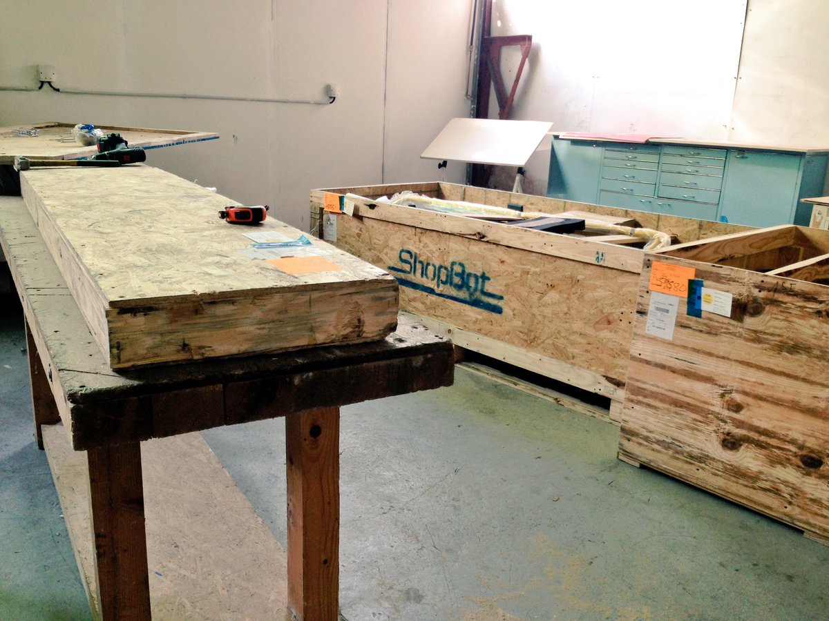 ArtilectLab's tweet photo. La #ShopBot est arrivée ! Montage prévu lors du #fablabfest ! #fraiseuse #fablab #SalleDesMachines https://t.co/aEAOxLIGjk