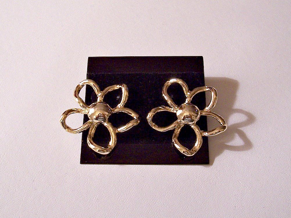 Open Flower Pierced Earrings Gold Tone Vintage Lar… tuppu.net/eeaccd31 #PrettyJewelryThings #LargeFlowerEarring