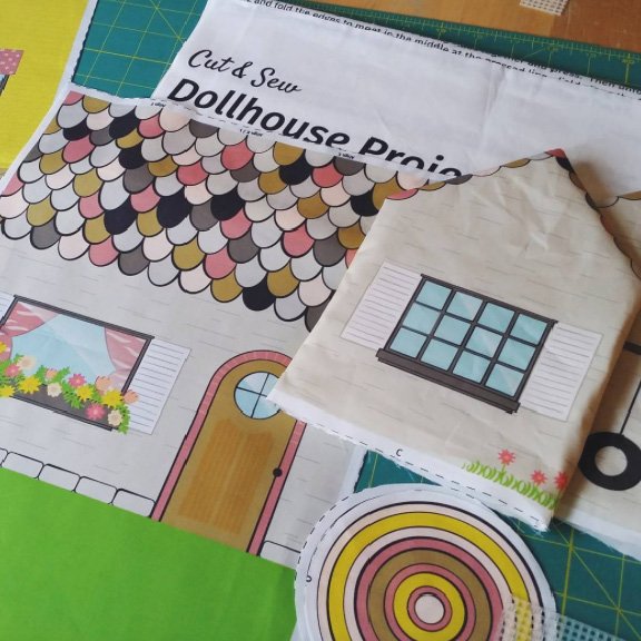New Dollhouse print testing by @wild_notions Can't wait to start playing!
#modernyardage #dollhouse #fabric #fun