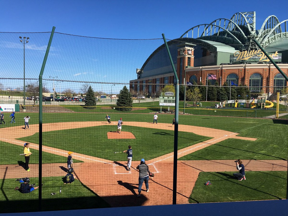 620wtmj's tweet image. Kids playing NOW outside Miller Park as we raise money to complete @TreysField!  on.wtmj.com/1X51sPJ #Brewers