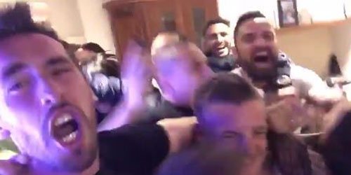 marca's tweet photo. ¡Locura total en la casa de Vardy! ▶️ https://t.co/Hc4GNedlZV https://t.co/bj3ICYhcDD