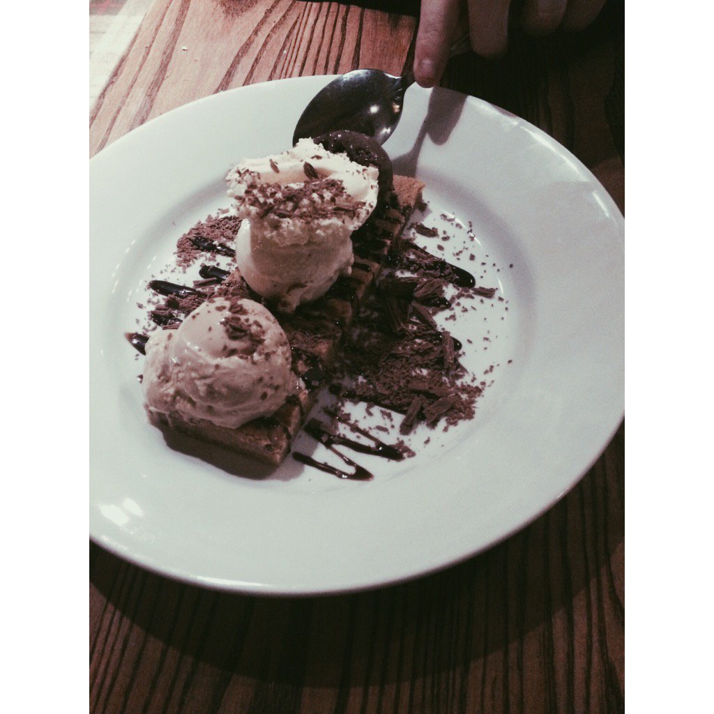 nataliechum's tweet photo. when you had to work the #bankholiday but got to stuff your face tonight with cookies and red wine as a reward. https://t.co/jNZ4F8w4Yn