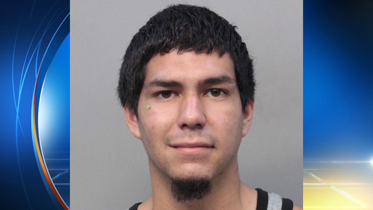 Miami man forces way inside woman's home, holds her at knifepoint, police say bit.ly/1SHlFsW?utm_me… https://t.co/BPx8X5Ap3B